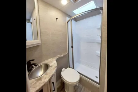 Explore the Open Road: Emily‘s 2022 Thor Motor Coach E350 for Your Ultimate Adventure