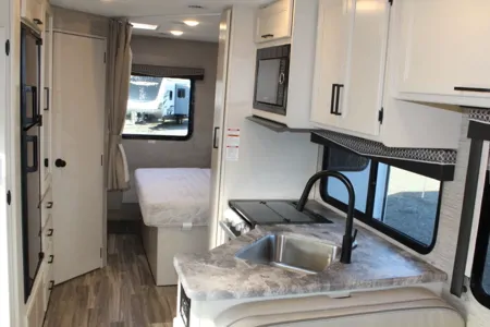 Explore the Open Road: Emily‘s 2022 Thor Motor Coach E350 for Your Ultimate Adventure