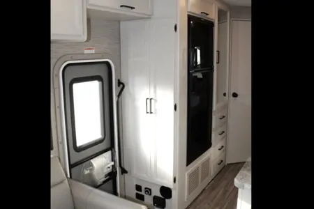 Explore the Open Road: Emily‘s 2022 Thor Motor Coach E350 for Your Ultimate Adventure