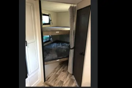 Jen's Sport Trek 270 VBH Travel Trailer