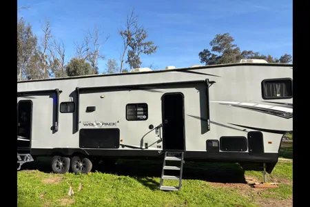 Johnny's Forest River Cherokee Wolfpack 36516 Toy Hauler