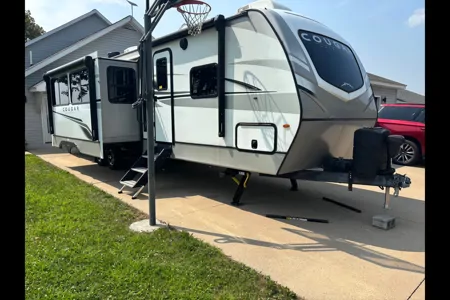 Joel's Keystone 34TSB Luxury Travel Trailer w/auto leveling!