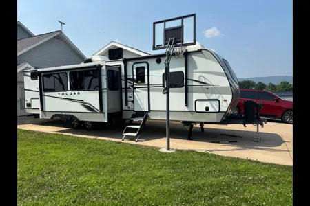 Joel's Keystone 34TSB Luxury Travel Trailer w/auto leveling!
