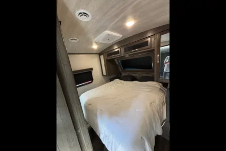 Joel's Keystone 34TSB Luxury Travel Trailer w/auto leveling!