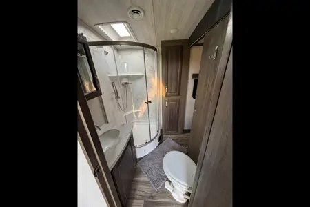 Joel's Keystone 34TSB Luxury Travel Trailer w/auto leveling!