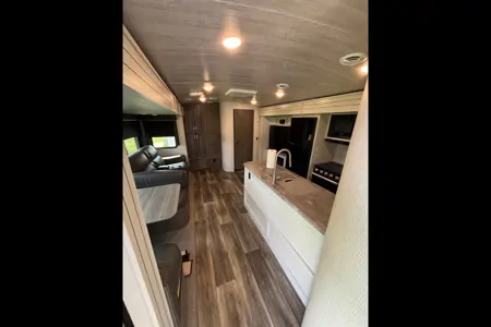 Joel's Keystone 34TSB Luxury Travel Trailer w/auto leveling!