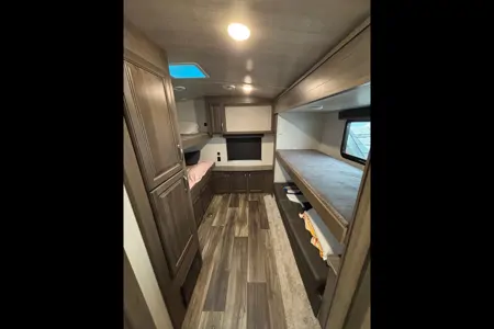 Joel's Keystone 34TSB Luxury Travel Trailer w/auto leveling!