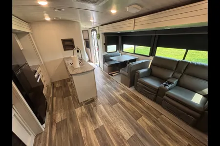Joel's Keystone 34TSB Luxury Travel Trailer w/auto leveling!