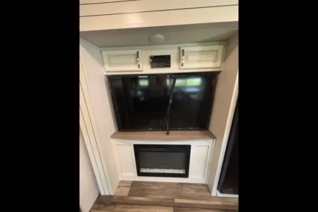 Joel's Keystone 34TSB Luxury Travel Trailer w/auto leveling!