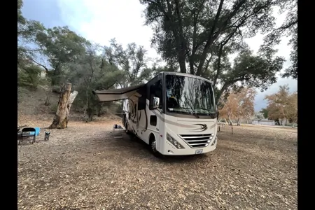 Glamp in Style! 2017 Thor Hurricane | Sleeps 10 + Delivery