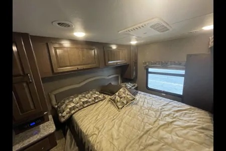 Glamp in Style! 2017 Thor Hurricane | Sleeps 10 + Delivery