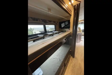 Glamp in Style! 2017 Thor Hurricane | Sleeps 10 + Delivery