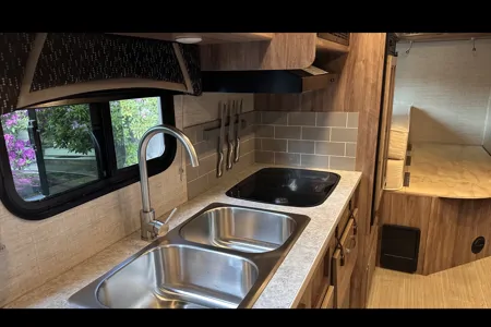 Go Vancouver-Jayco Redhwrk Class C
