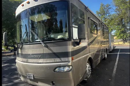 Eugene’s Winnebago Journey 32T Class A DIESEL PUSHER