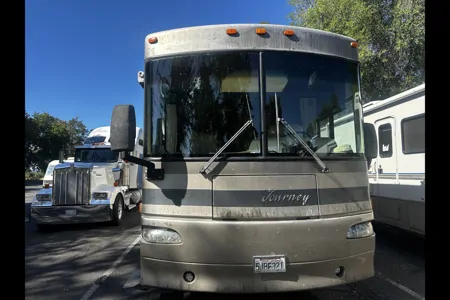 Eugene’s Winnebago Journey 32T Class A DIESEL PUSHER