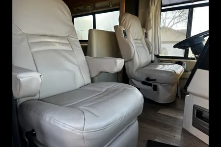 Eugene’s Winnebago Journey 32T Class A DIESEL PUSHER
