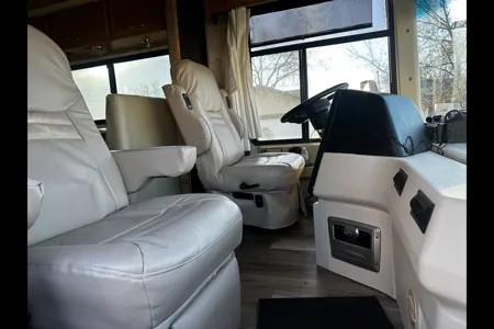 Eugene’s Winnebago Journey 32T Class A DIESEL PUSHER