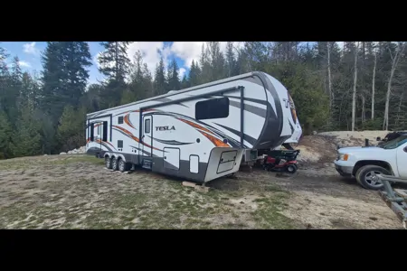 Dustin's Evergreen Tesla Fifth Wheel