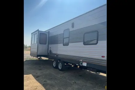 Iris' 37’ Wolf Pack Toy Hauler