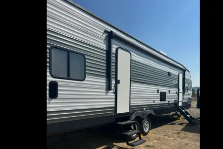 Iris' 37’ Wolf Pack Toy Hauler
