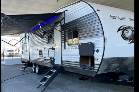 Iris' 37’ Wolf Pack Toy Hauler