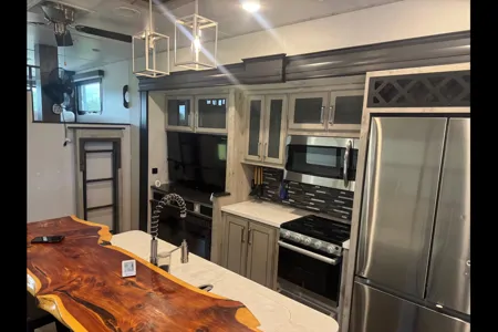 Brandon's Keystone Avalanche 390DS Fifth Wheel