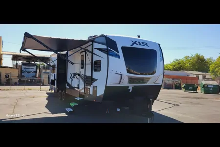 The Lakeside Lodge XLR 3310 Toy Hauler Hyperlite HD Ocean View