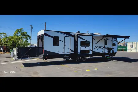 The Lakeside Lodge XLR 3310 Toy Hauler Hyperlite HD Ocean View