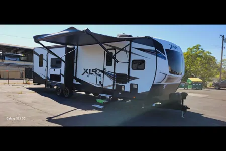 The Lakeside Lodge XLR 3310 Toy Hauler Hyperlite HD Ocean View