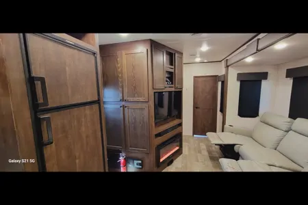 The Lakeside Lodge XLR 3310 Toy Hauler Hyperlite HD Ocean View