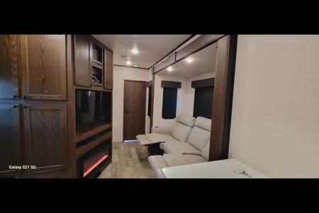 The Lakeside Lodge XLR 3310 Toy Hauler Hyperlite HD Ocean View