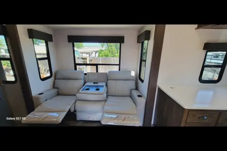 The Lakeside Lodge XLR 3310 Toy Hauler Hyperlite HD Ocean View