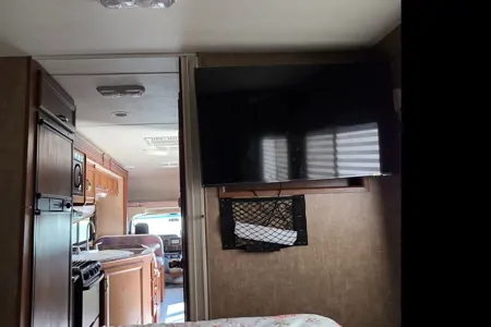 hashim's Thor Motor Coach 2014 Class C