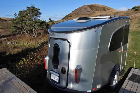 Roulotte Airstream Basecamp 16