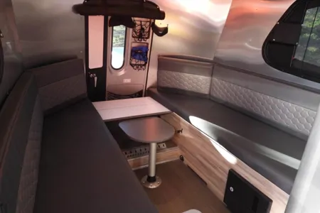 Roulotte Airstream Basecamp 16