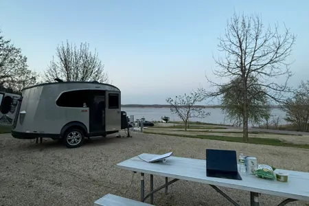 Roulotte Airstream Basecamp 16