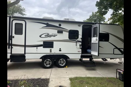 Laura's cozy Keystone Cougar Travel Trailer