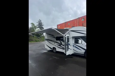 Mohammed's Thor Motor Coach Four winds Class C