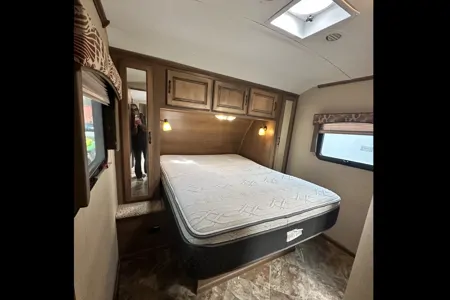 Cedar & Stone 32’ Viewfinder RV VS32KIBH Travel Trailer