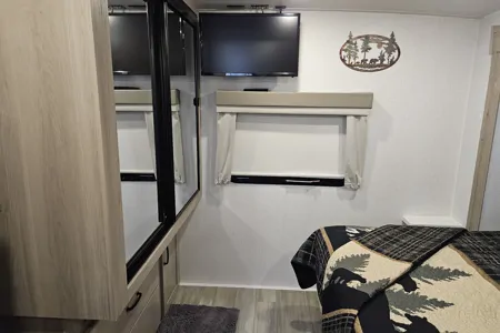 Bear Hug Retreat - Your comfy home away from home!