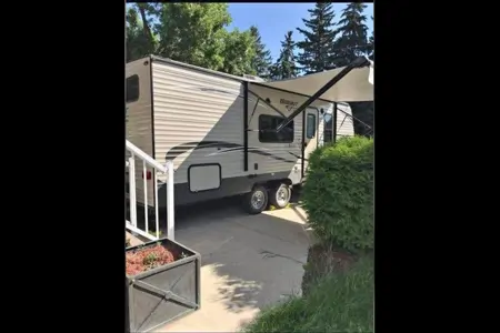Bayani 's Keystone Hideout Travel Trailer