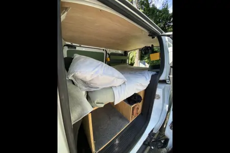 Cozy Camper Van – Road Trip Ready for Two!