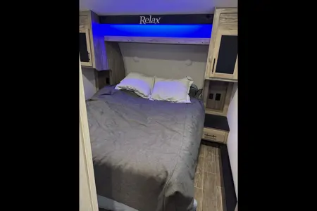 2021 Arctic Wolf 287BH Fifth Wheel, Sleeps up to 10!