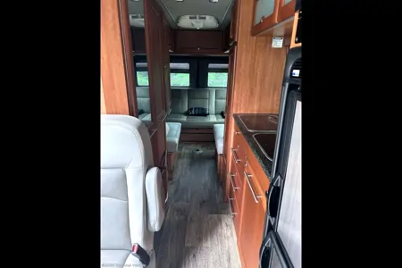 U-THRYV M-BENZ Roadtrek CS Adventurous Class B