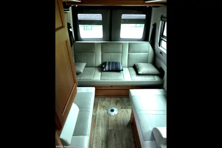 U-THRYV M-BENZ Roadtrek CS Adventurous Class B