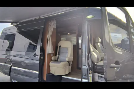 U-THRYV M-BENZ Roadtrek CS Adventurous Class B