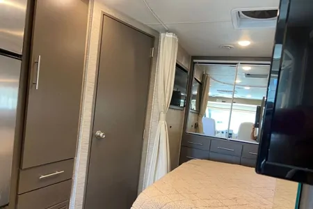 ✨ Taffy Vegas ✨ Sleek Capsule Coach – Slide-out, Sleeps 5, Easy Drive