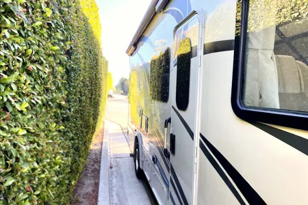 ✨ Taffy Vegas ✨ Sleek Capsule Coach – Slide-out, Sleeps 5, Easy Drive