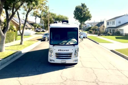 ✨ Taffy Vegas ✨ Sleek Capsule Coach – Slide-out, Sleeps 5, Easy Drive