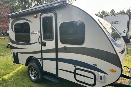 GM's Roulettes Prolite Lounge Travel Trailer
